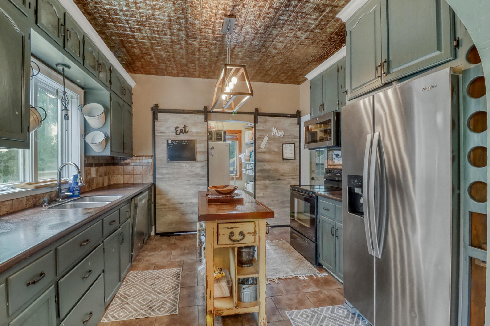 Kitchen w pantry.JPG