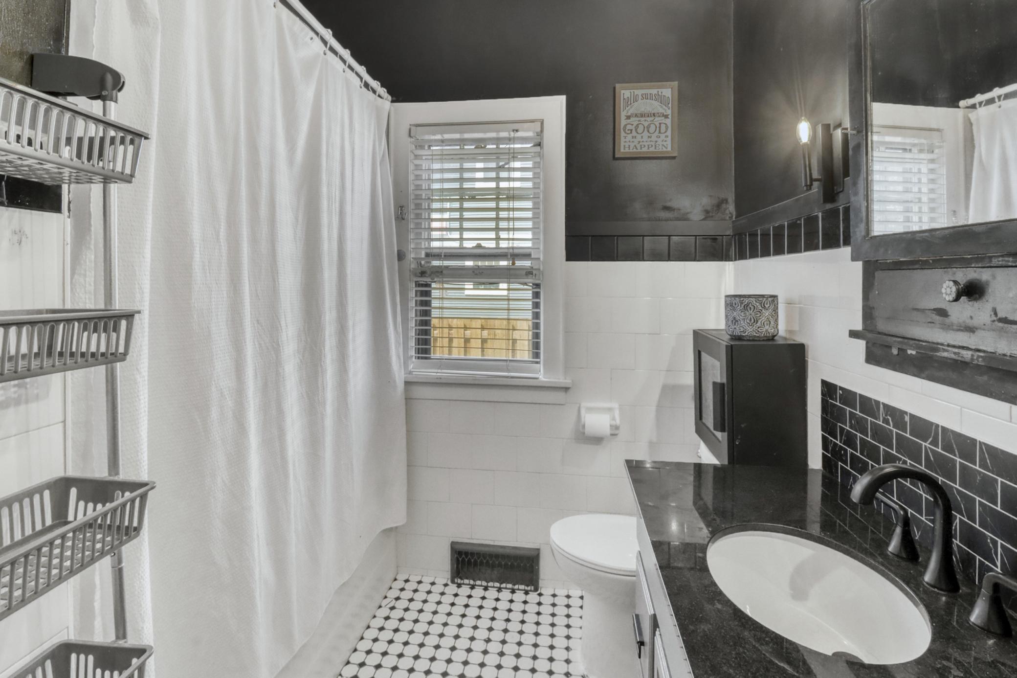 Main Bathroom1_0.JPG