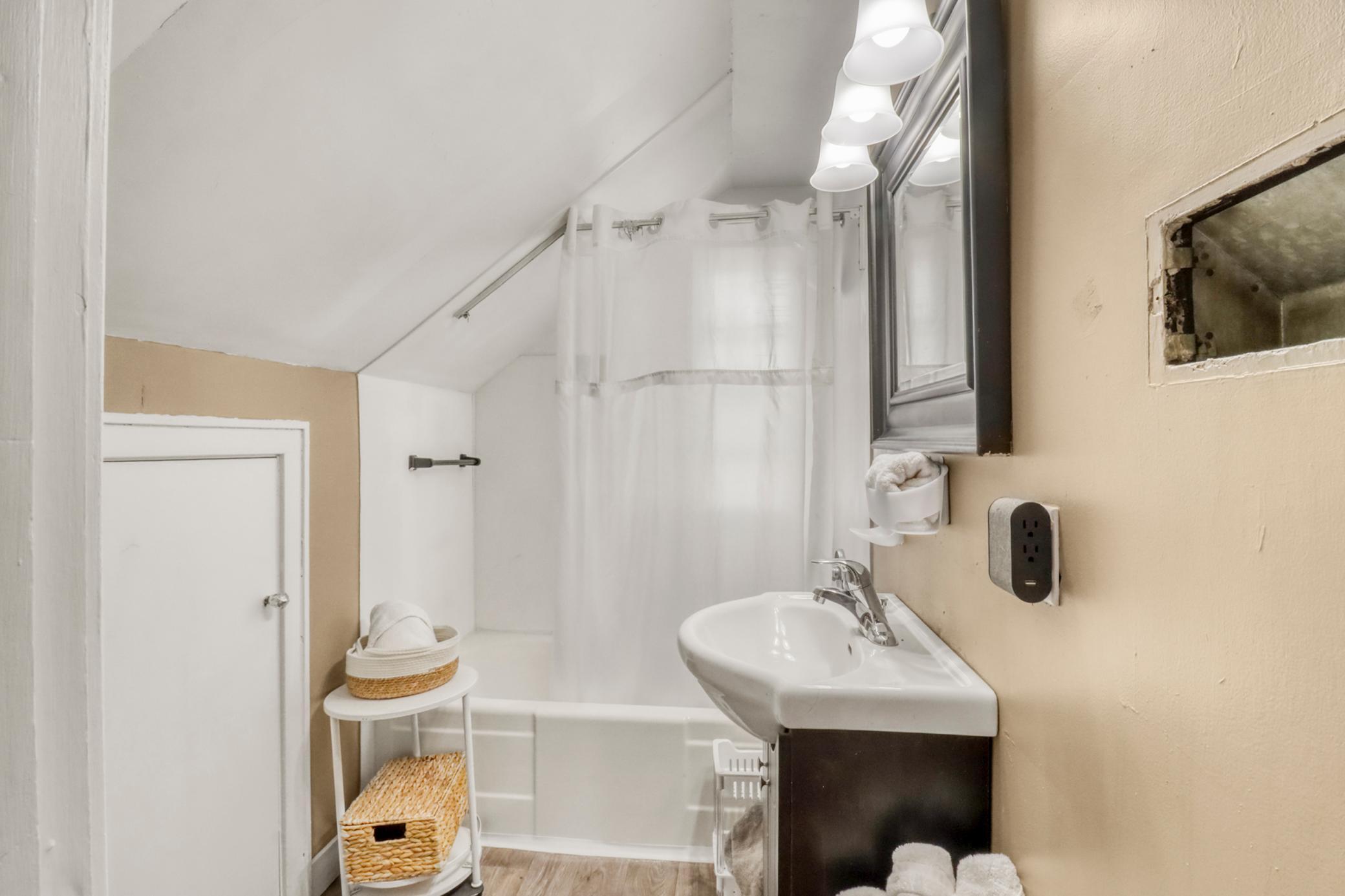 Upstairs Bathroom1_0.JPG