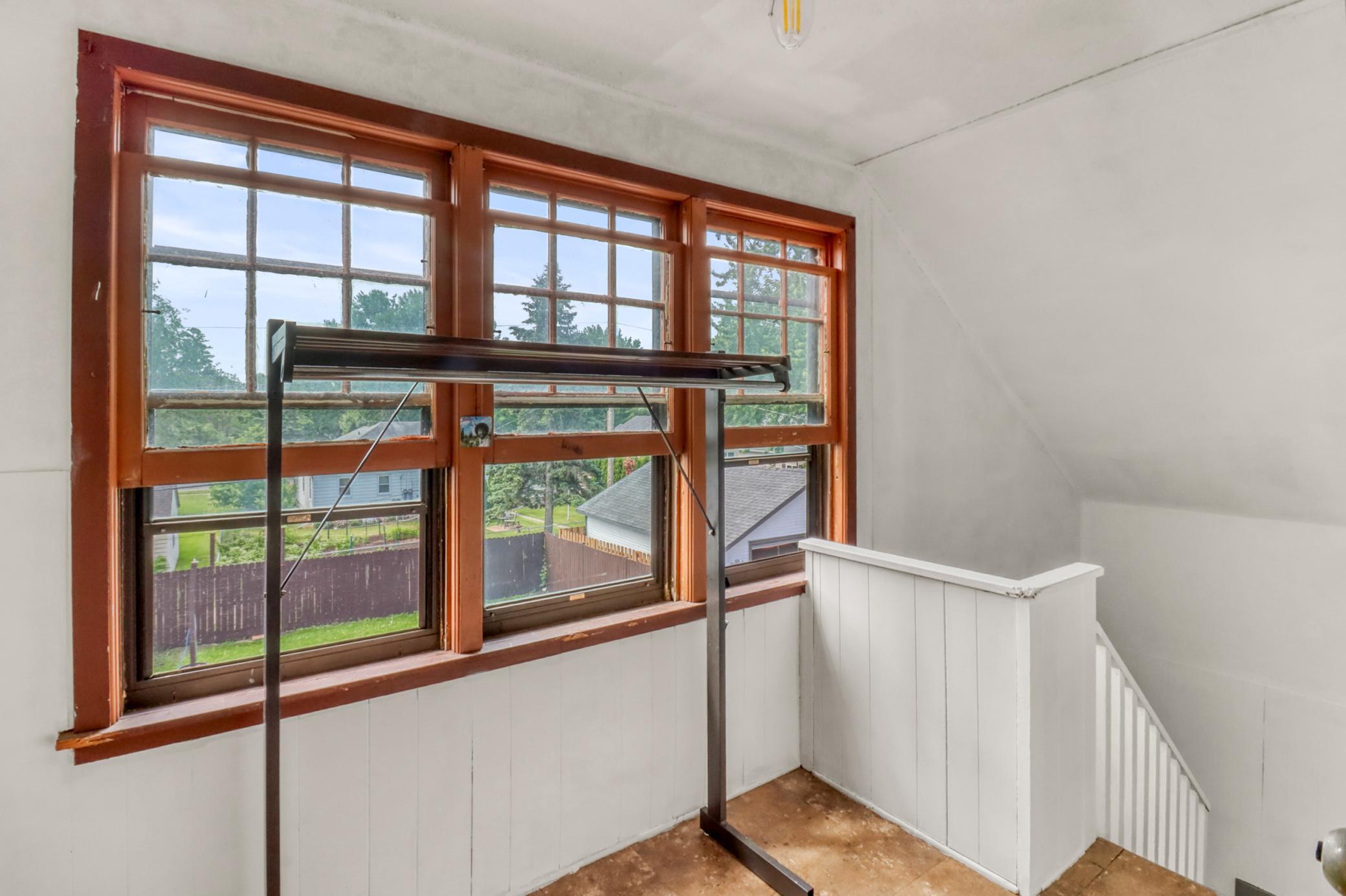 Upstairs Back Entry1_1.JPG