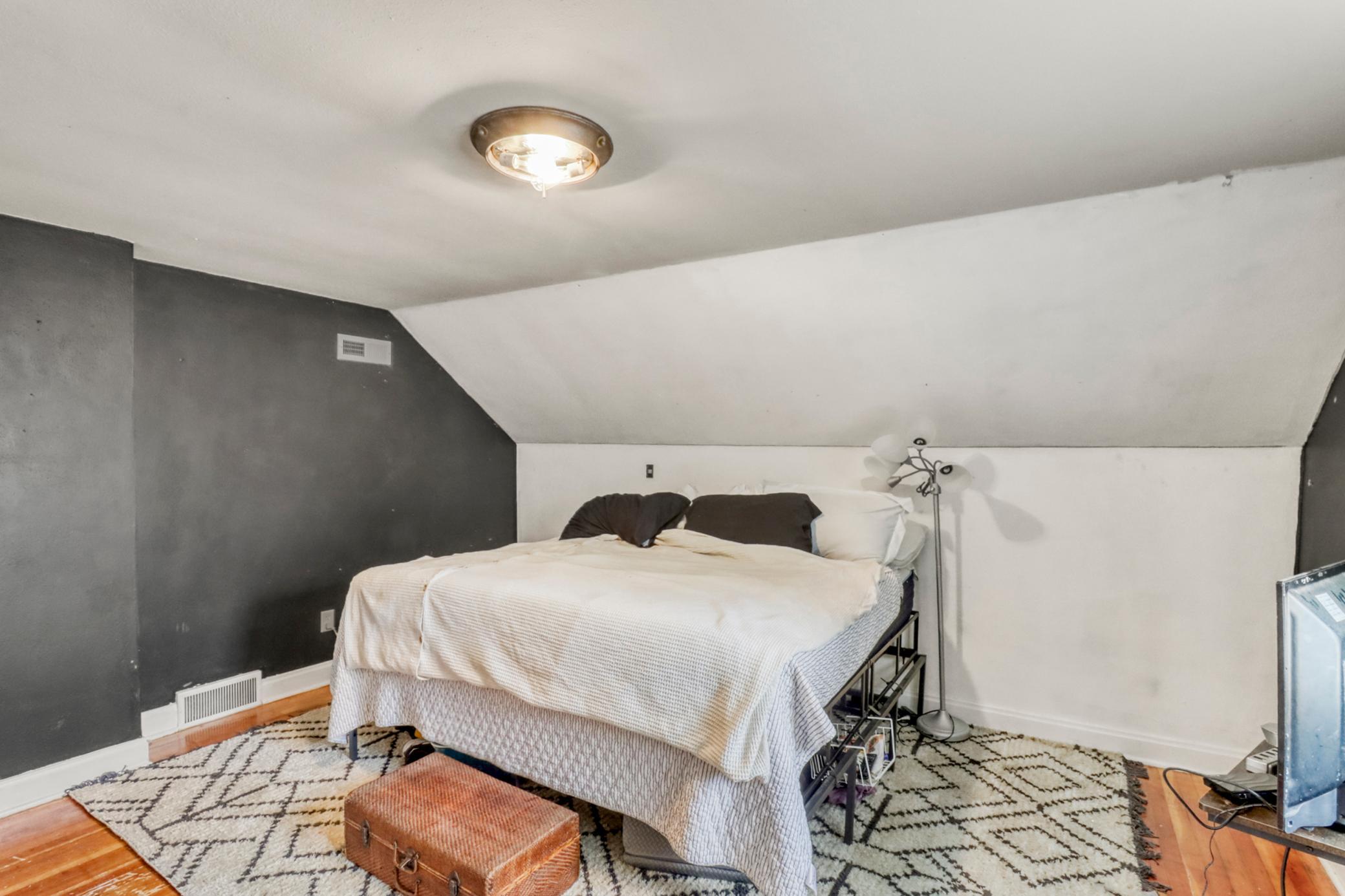 Upstairs Bedroom1_2 (4).JPG