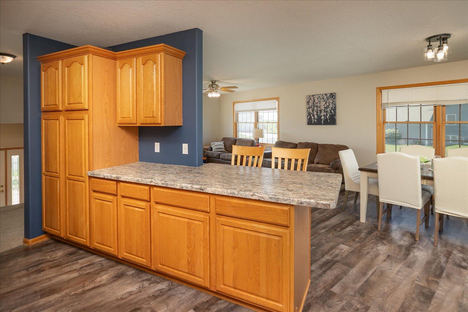 Kitchen and Breakfast Bar