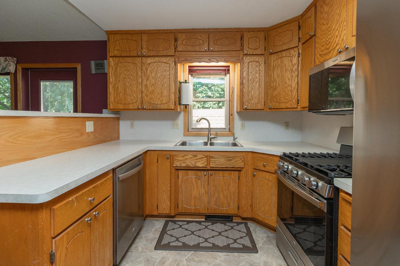 All stainless-steel appliances lend their hand to your best culinary work