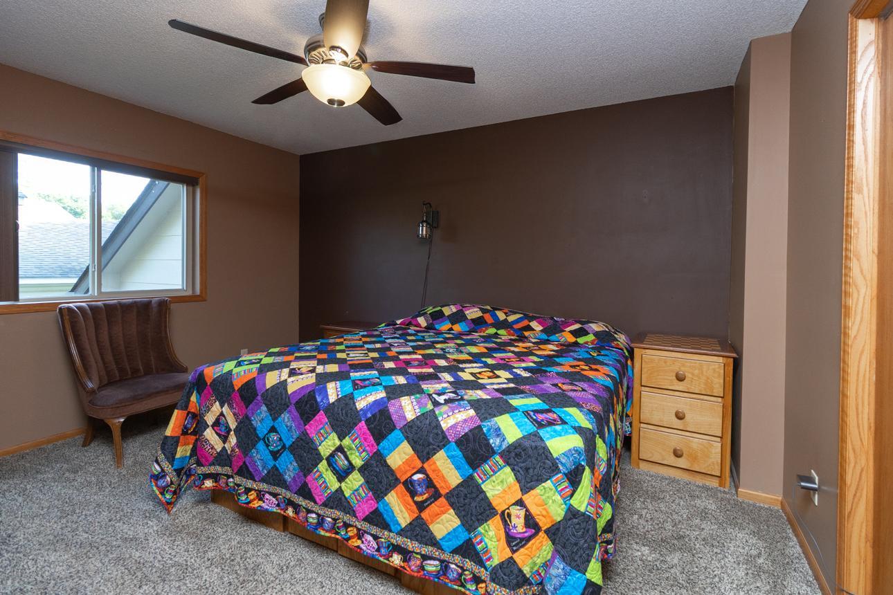 This 14x10 UL bedroom has a huge 8x5 walk-in closet.