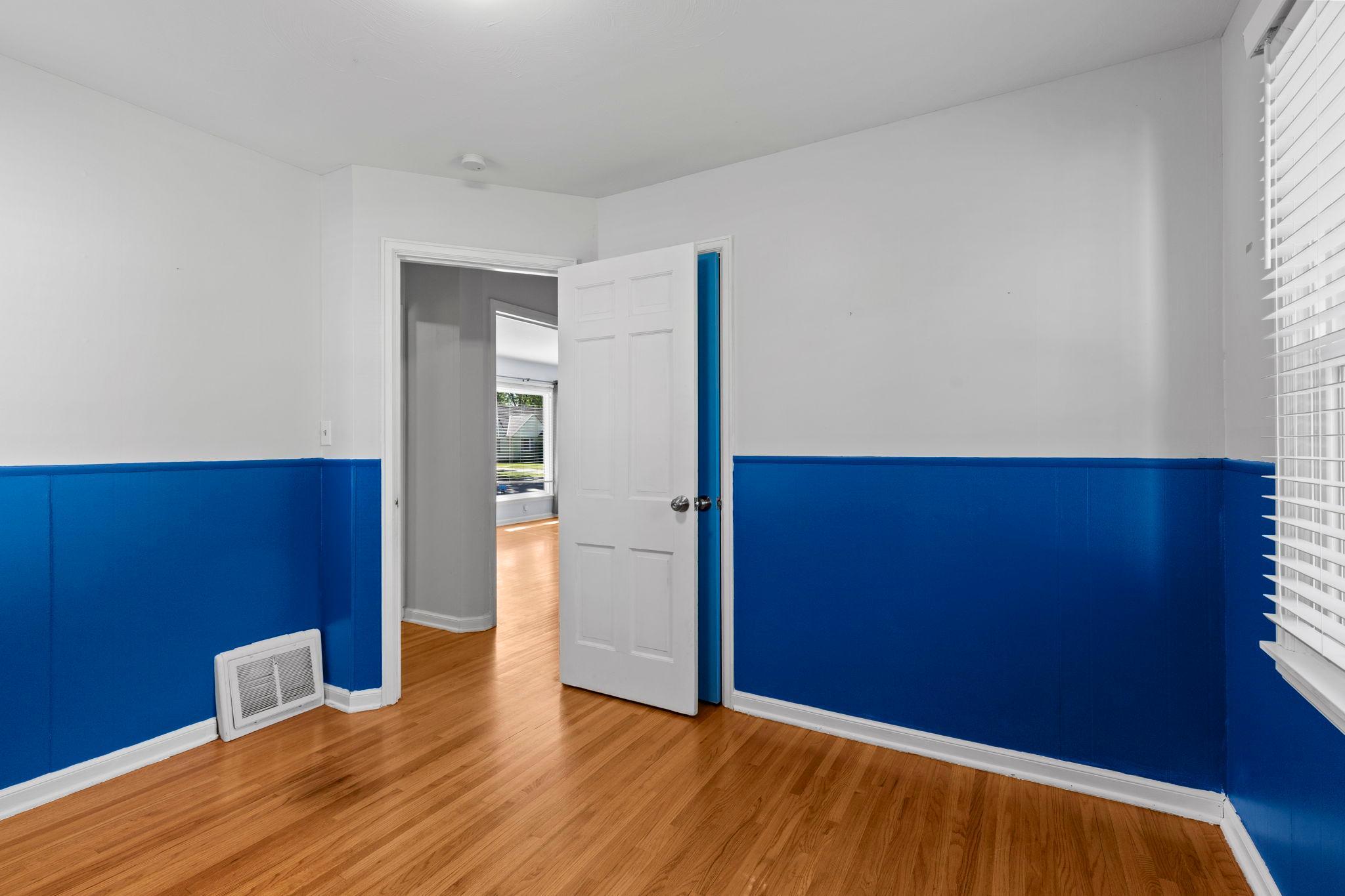 24-web-or-mls-7032 Stevens Ave-120.JPG