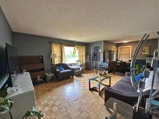 Large window in living rm to let in the natural light