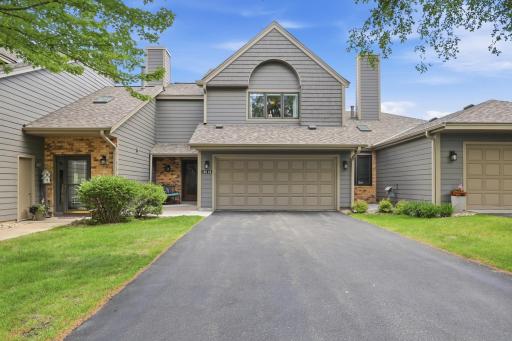 Welcome home to this beautifully maintained Brackettâs Crossing townhome overlooking the golf course.