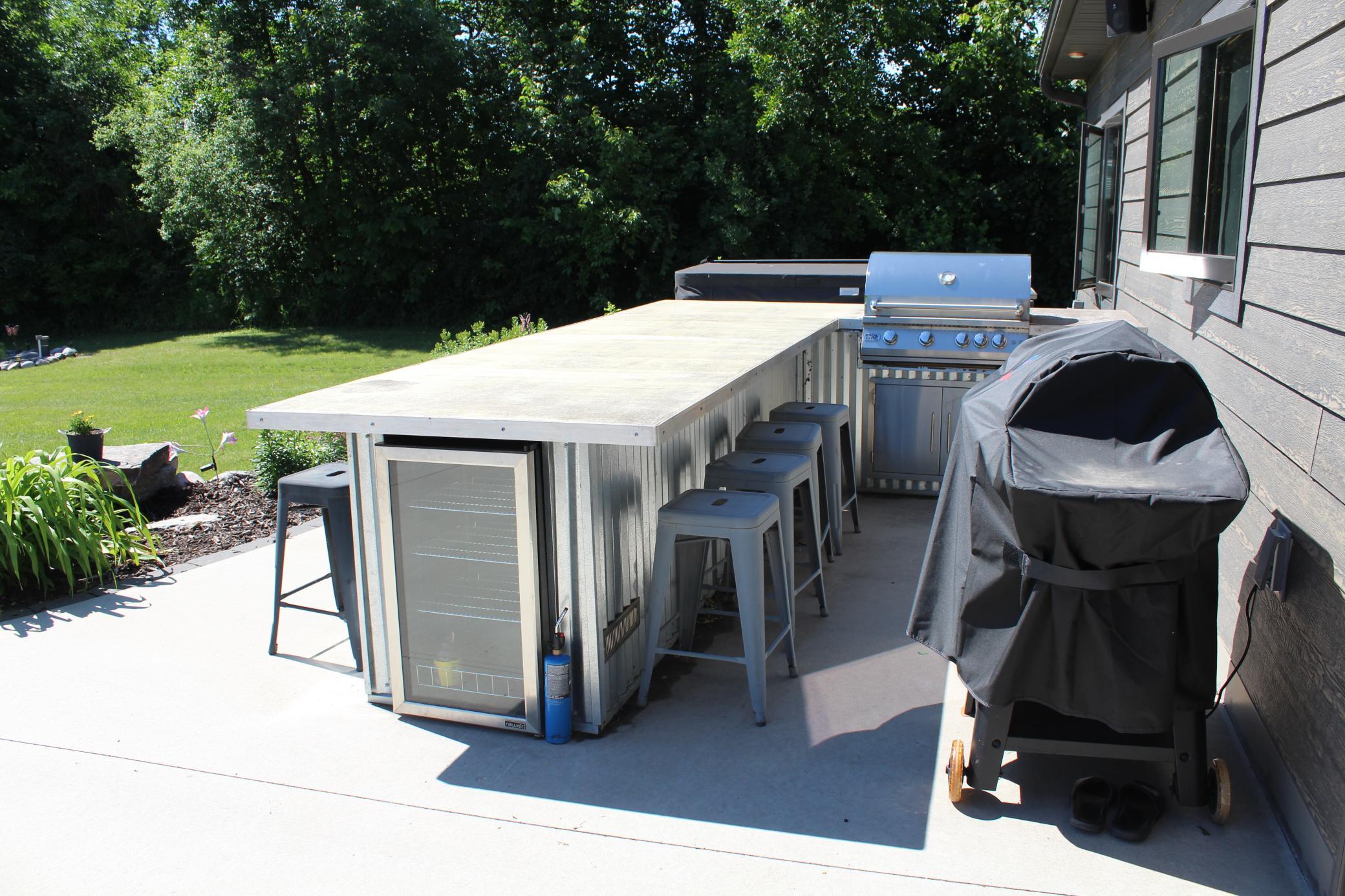 Patio island/ grill area w/gas line