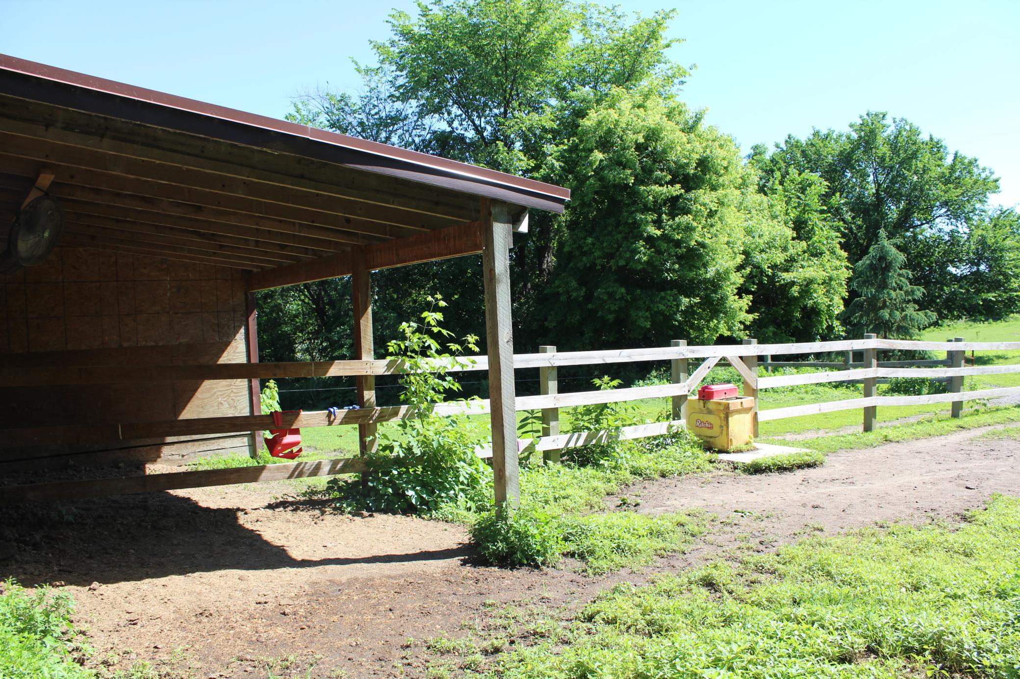 Horse ready w/ 2 pastures, richie waterer