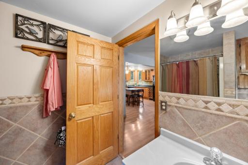 Main floor full bathroom