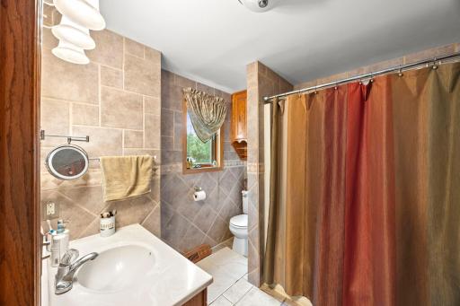 Main floor full bathroom