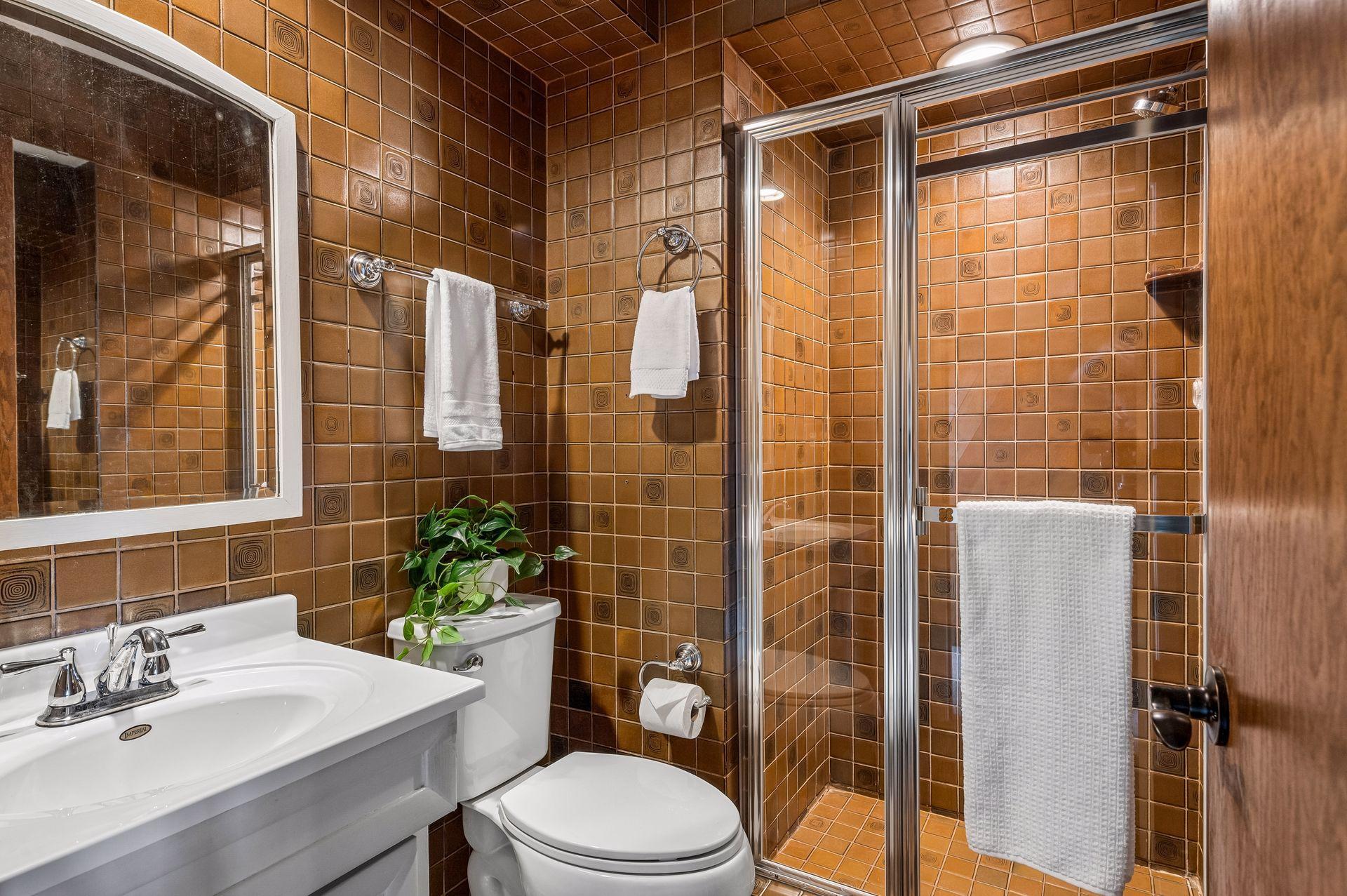 3rd Bedroom En-suite_4634 Kingsdale Drive
