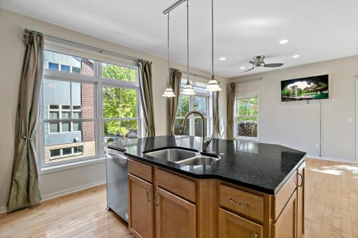 32-web-or-mls-340 Spring St, Saint Paul, MN_0040.jpg