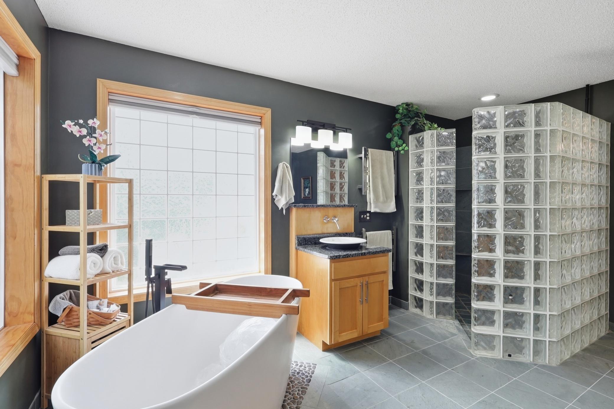 primary bath with soaker tub