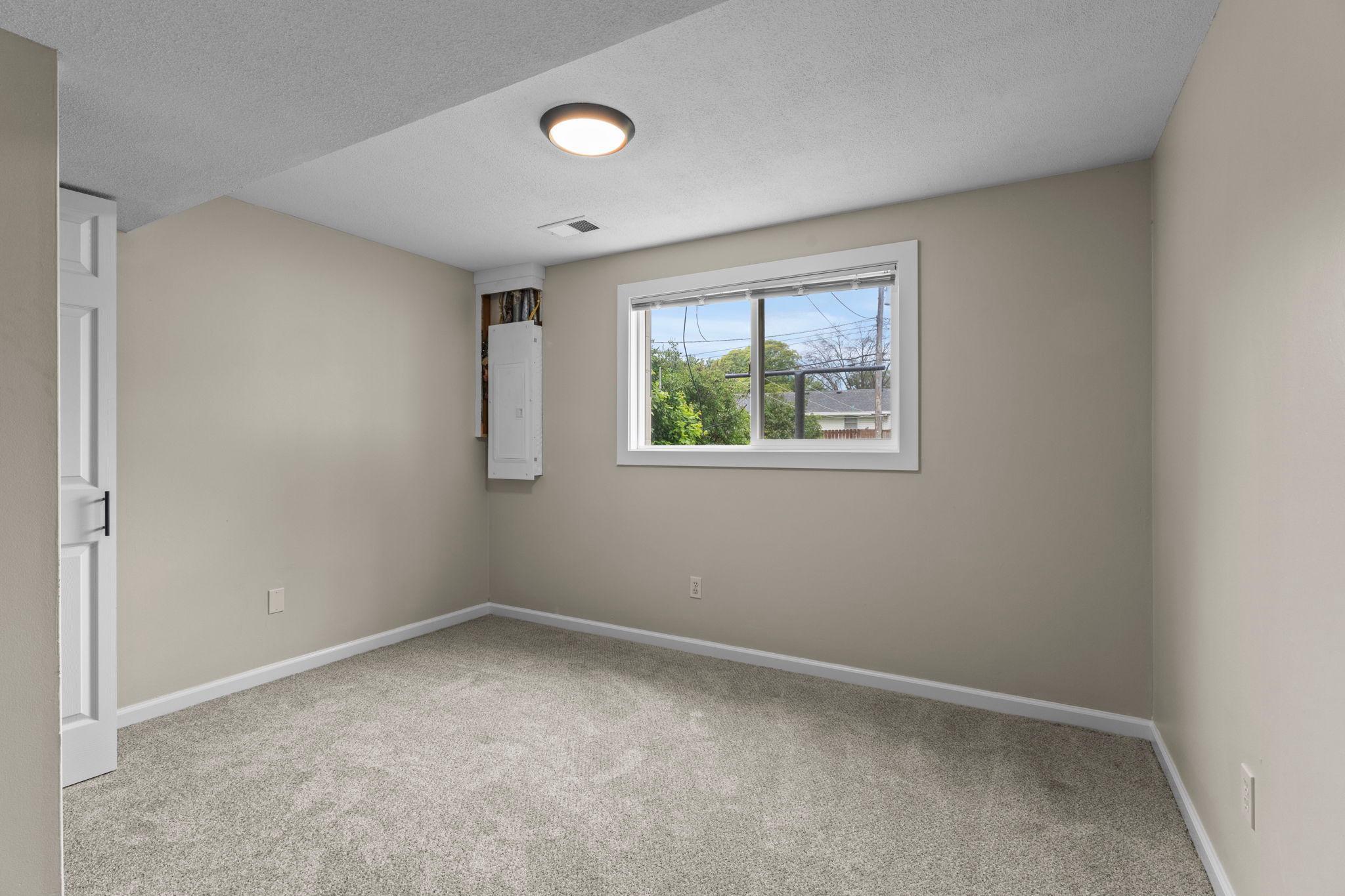 39-web-or-mls-6835 N Colfax Ave-145.jpg