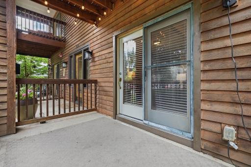 Step outside and find yourself moments from restaurants, boutiques, trails, parks, and the lakes.