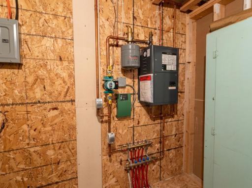 24 Basement-GarageInFloorHeat.jpg