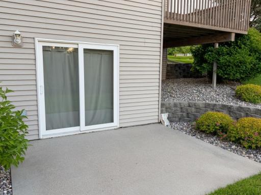 29 WalkoutPatio.jpg