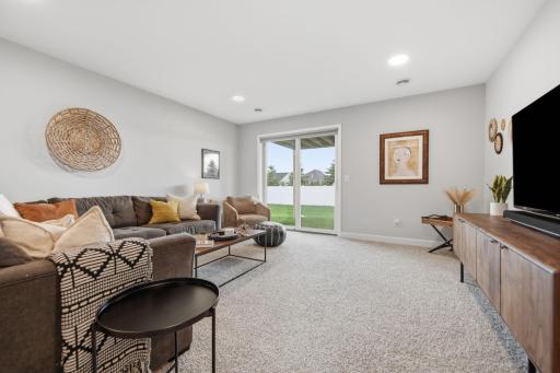 Additional area for daily life and entertaining! Walk out to your yard..