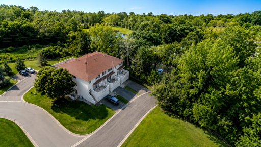 4793 Grenwich Road N, Saint Paul, MN 55128