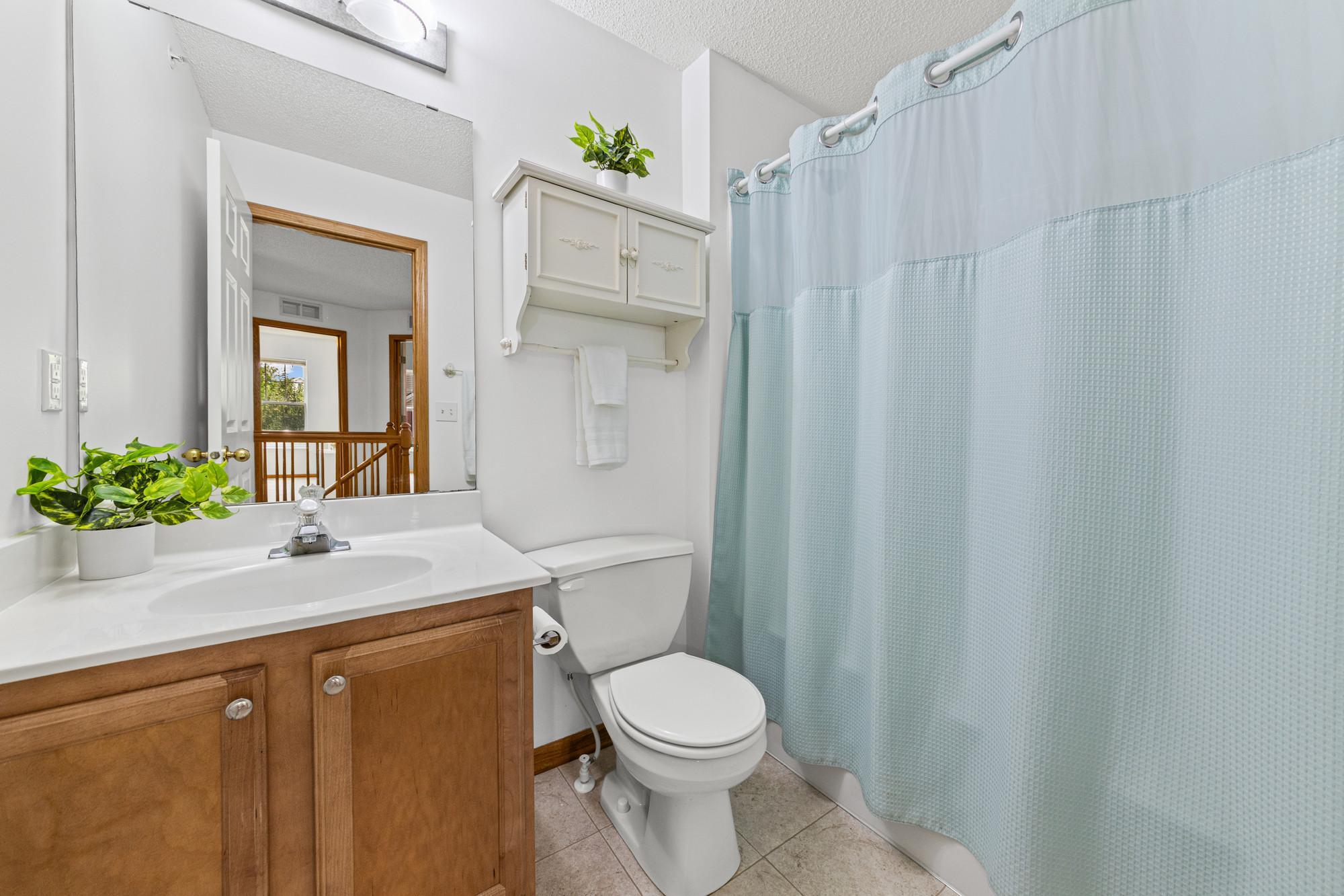 Upper level full bath.