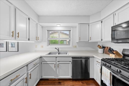 Stainless steel appliances adds to the shine of this kitchen.