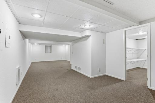 2287 Snowshoe Lane E, Maplewood, MN 55119