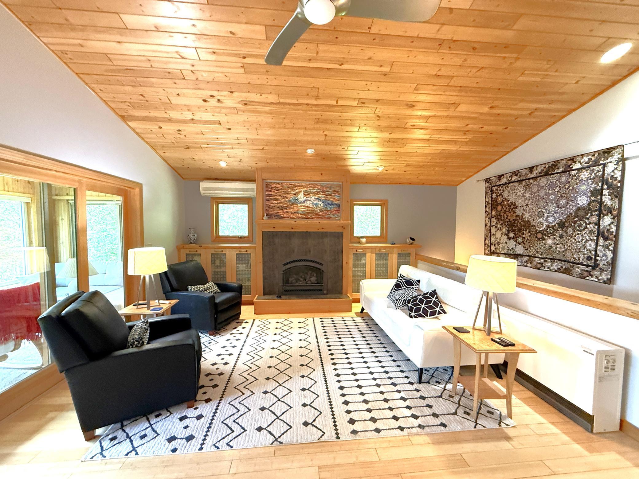 1787 North Bay Rd Living Room 1.JPG