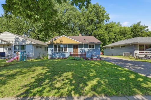 Great front yard (no side walks to maintain)!