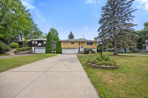 Expansive concrete driveway