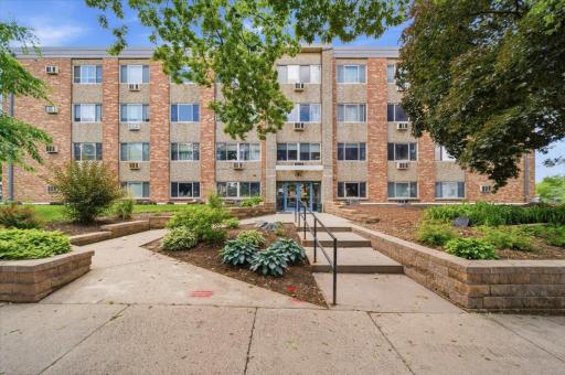 4400 Upton-Steps to DT Linden Hills and Lake Harriet