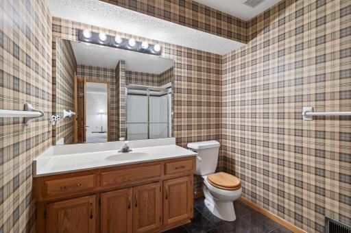 73_18137_Judicial70_mls.jpglower bath