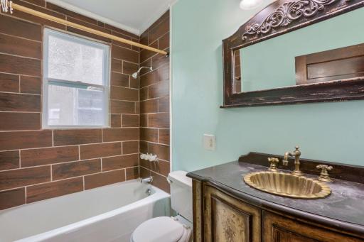 1092 25th Avenue se - Web Quality - 022 - 22 Bathroom.jpg