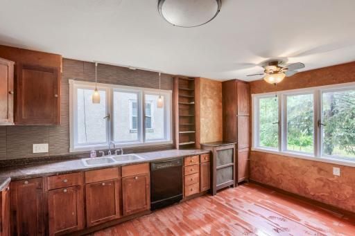 1092 25th Avenue se - Web Quality - 014 - 14 Kitchen.jpg