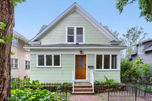 1092 25th Avenue se - Web Quality - 001 - 01 Exterior Front.jpg