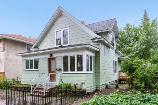 1092 25th Avenue se - Web Quality - 002 - 02 Exterior Front.jpg