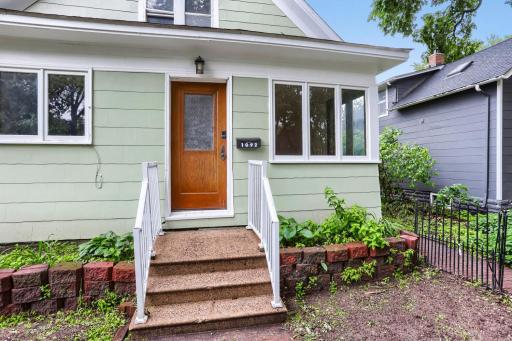 1092 25th Avenue se - Web Quality - 004 - 04 Exterior Front.jpg
