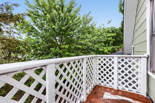1092 25th Avenue se - Web Quality - 015 - 15 Balcony.jpg
