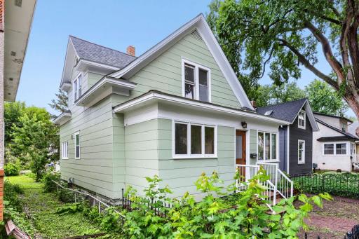 1092 25th Avenue se - Web Quality - 003 - 03 Exterior Front.jpg