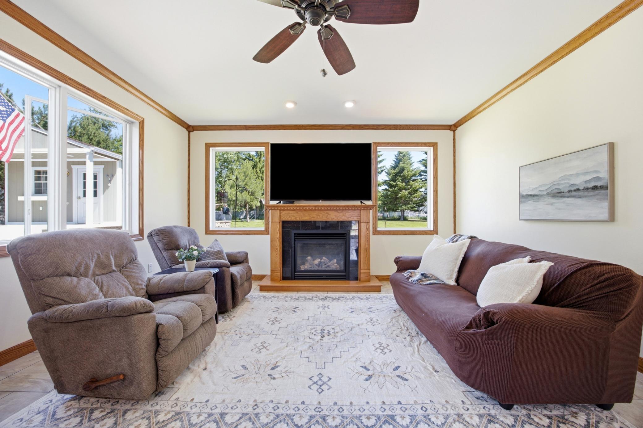 9' Ceilings - Living Room