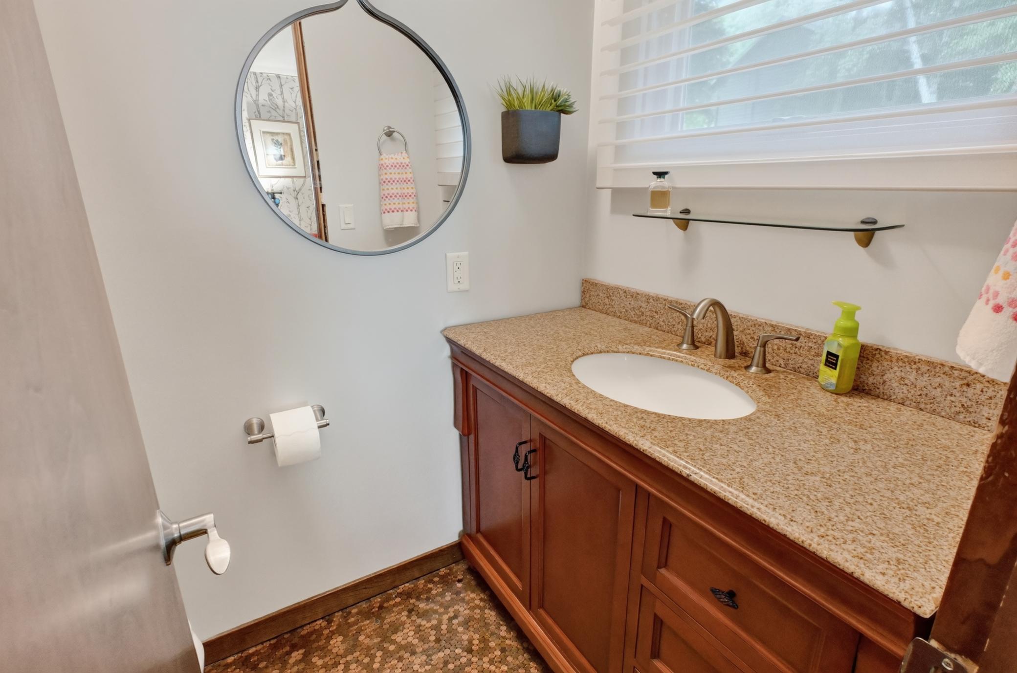 Owners 1/2 bath