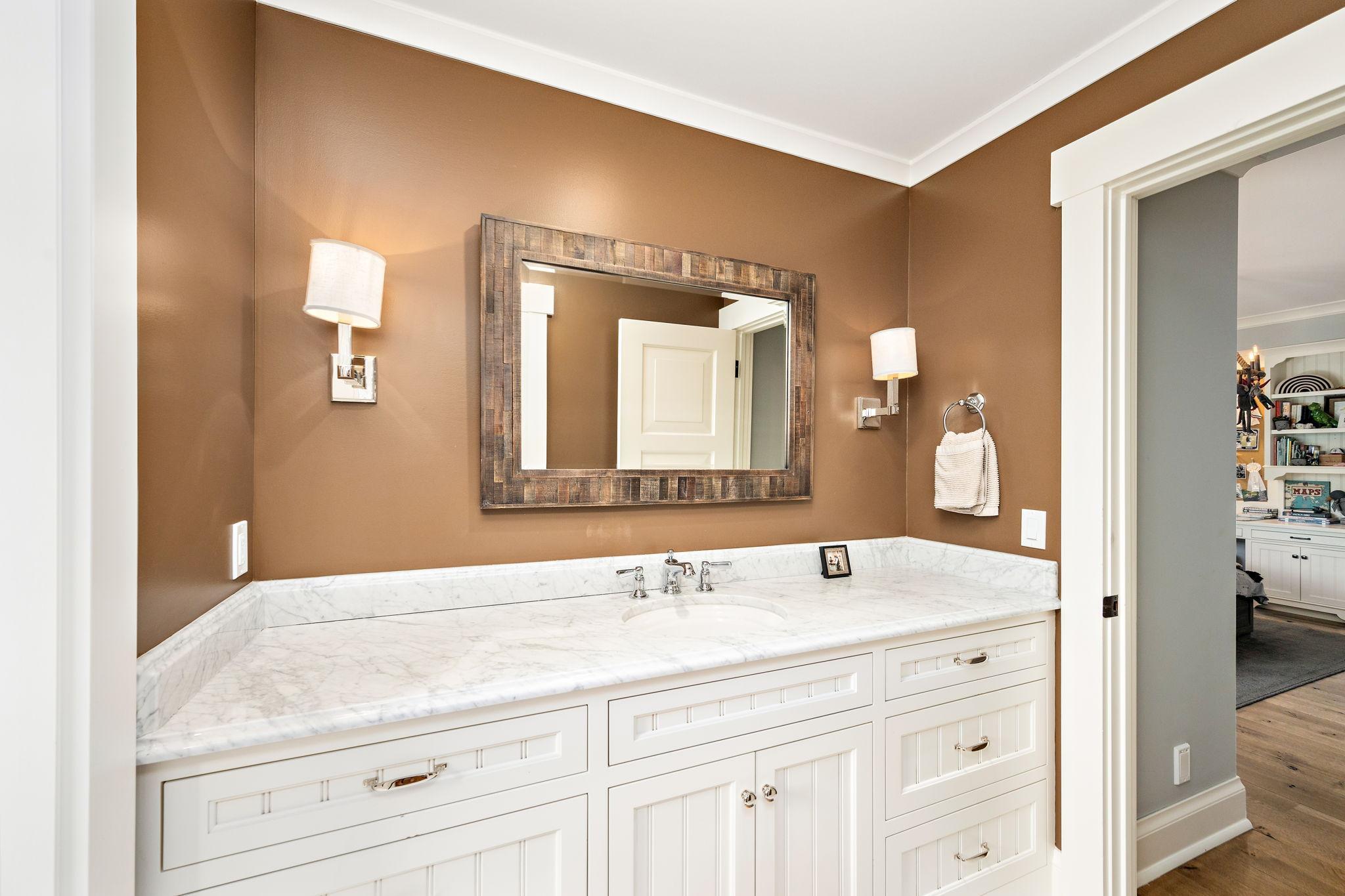 Upper level en suite bath