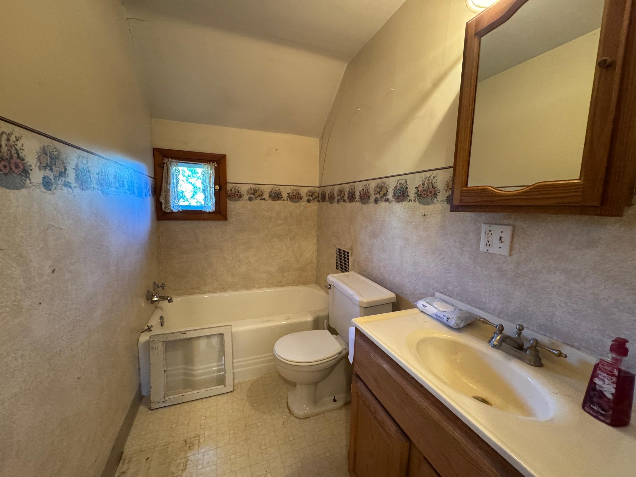 218 2nd floor full bath.JPG