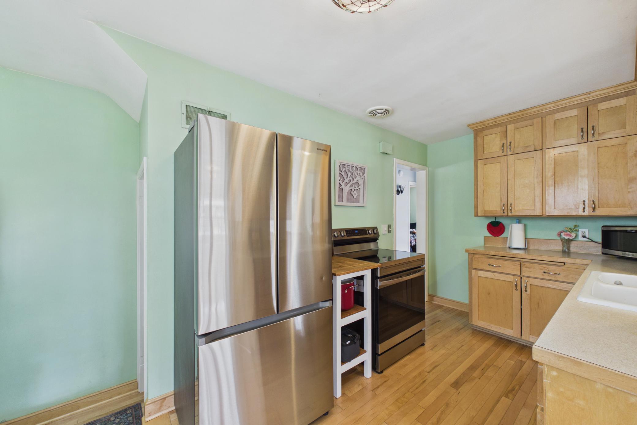 SS Appliances and Hardwood Floors