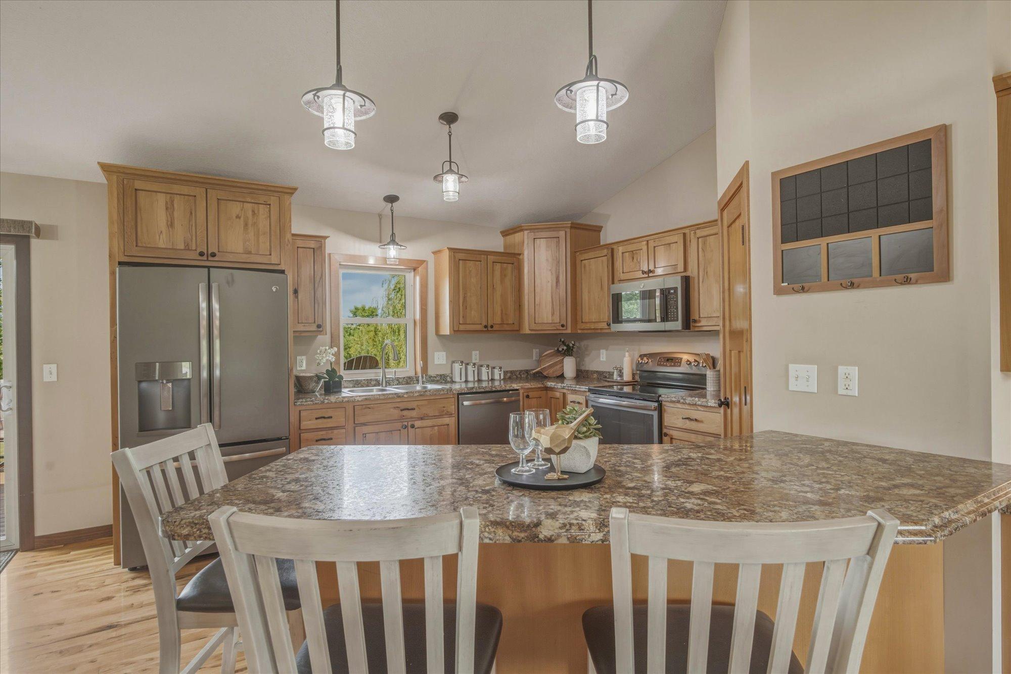 Incredible Peninsula, gives you exceptional counter space and a handy breakfast bar