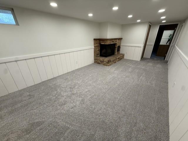 Family room w/fireplace