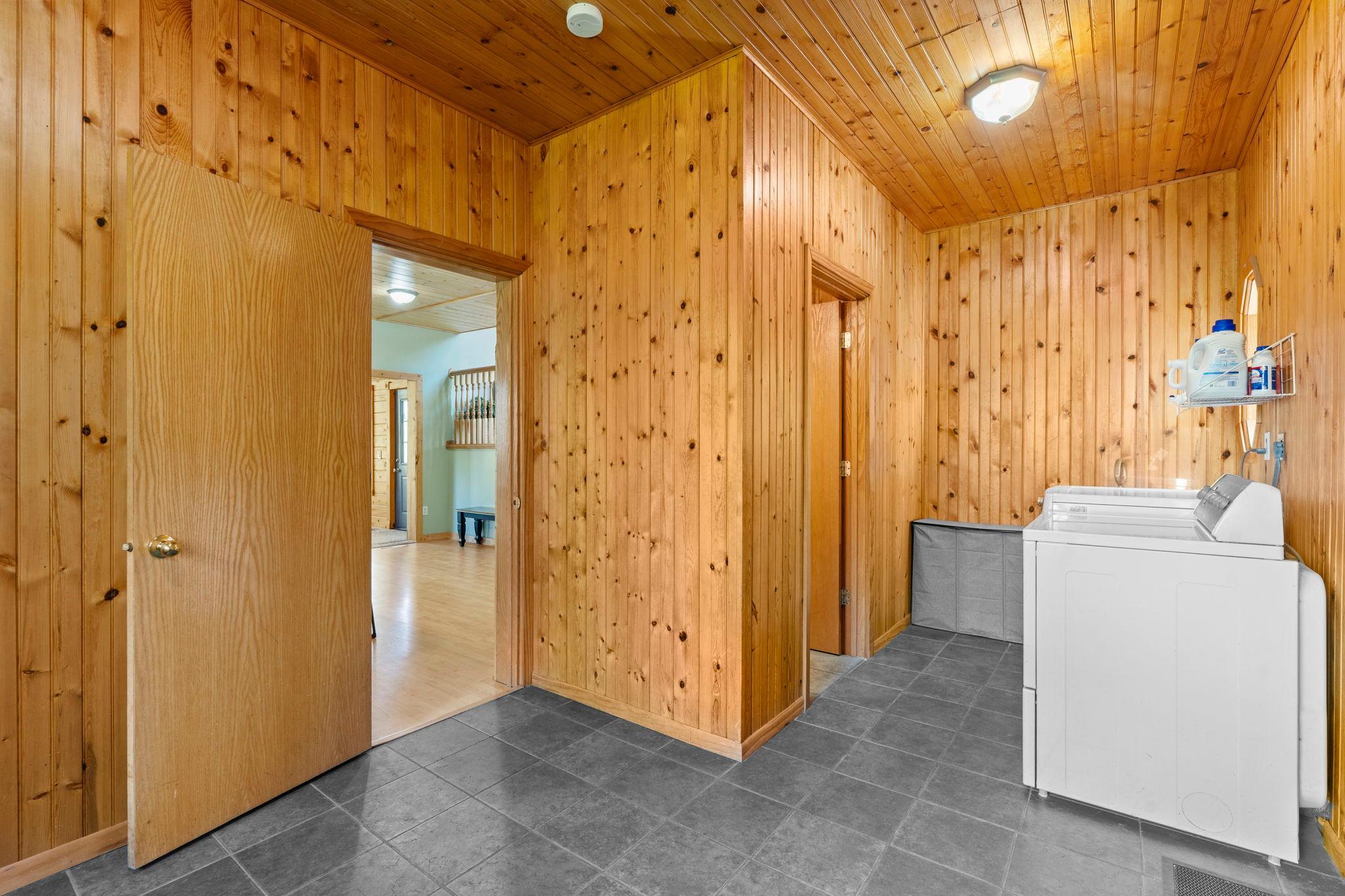 Main Level 1/2 Bathroom