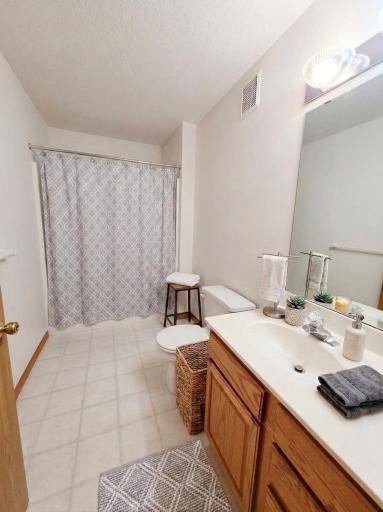 Full guest bath conveniently located near the secondary bedroom and main living areas.