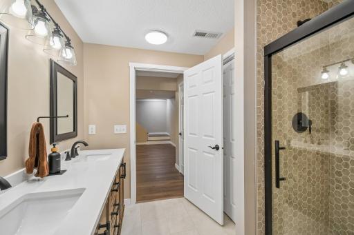 24-web-or-mls-E Cheyenne St-S0207-024.jpg