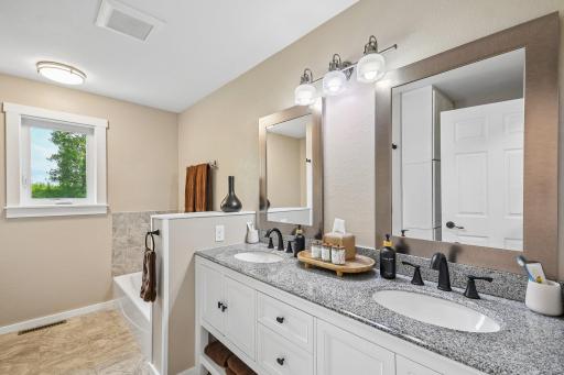 35-web-or-mls-E Cheyenne St-S0207-035.jpg